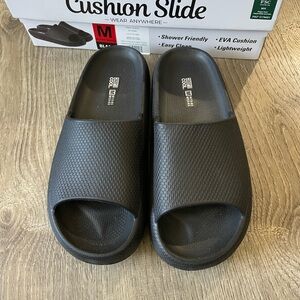 New woman’s shoes size 8